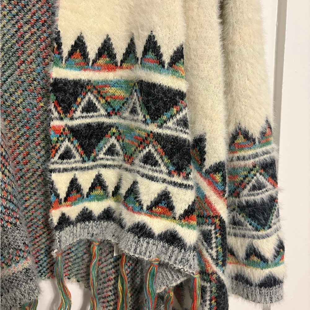 Geometric Patterned Cream Sweater - Picture 3 of 6